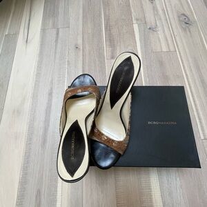 BCBGMAXAZRIA Women's Brown Slide Sandals
